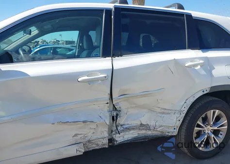 2015 Toyota Highlander Le Plus V6 из США, поврежденный, VIN 5TDBKRFH5FS079384